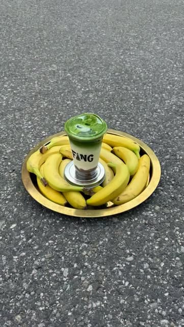Fang Matcha auf einem Tablett mit Bananen